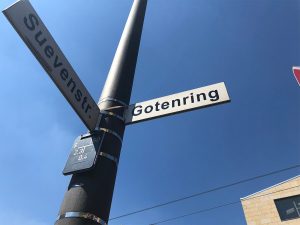 Zwei Straßenschilder: Gotenring und Suevenstraße
