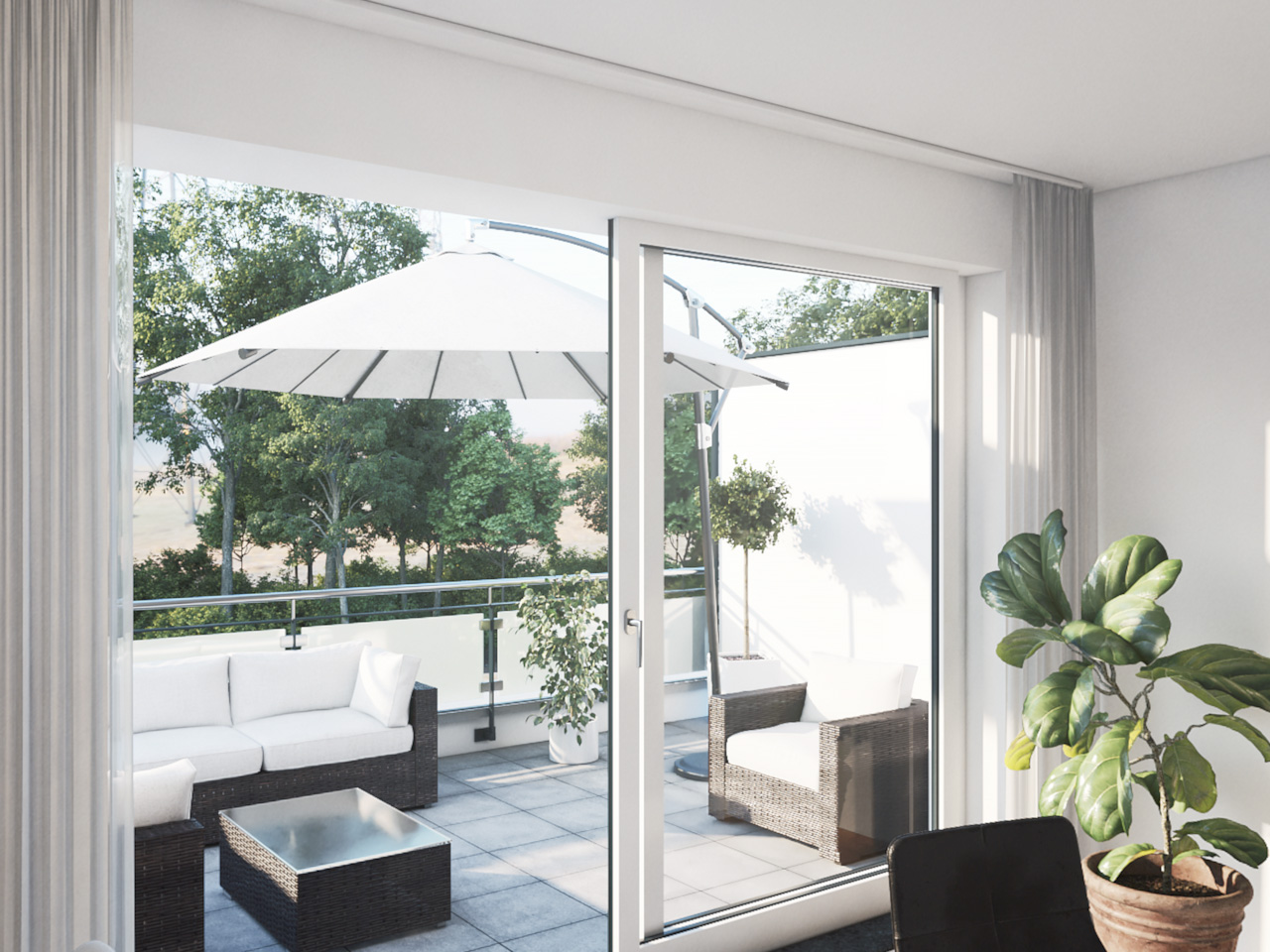 Blick durch eine Fensterfront auf eine Terrasse im Sonnenlicht