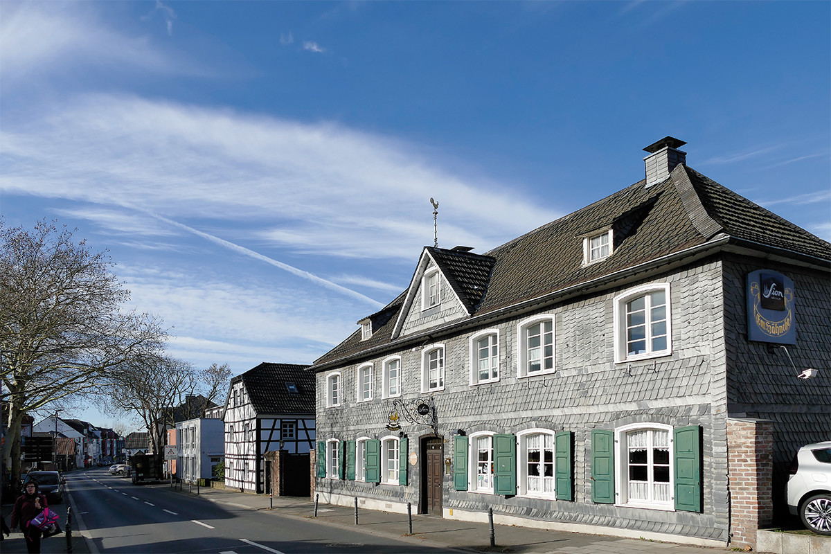 Häuserzeile unter blauem Himmel