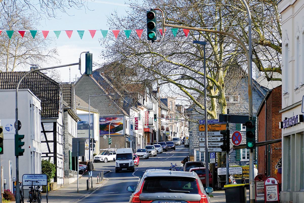 Autos auf einer Durchfahrtstraße