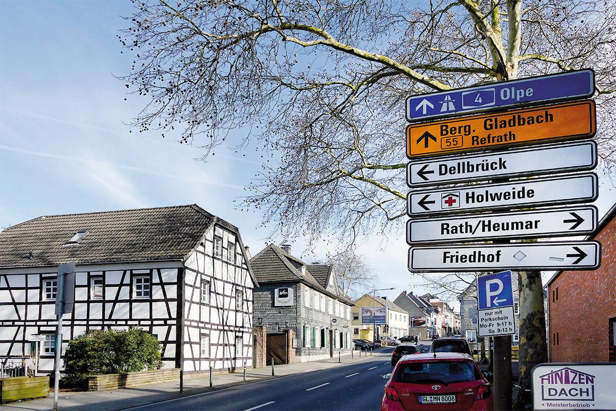 Straßenschilder an einer Hauptstraße
