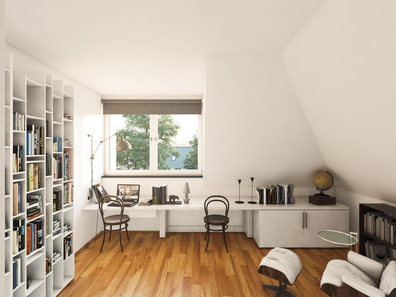 Blick in ein Dachgeschosszimmer mit Fenster