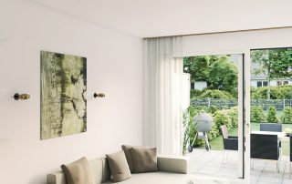 Blick in ein Wohnzimmer mit Aussicht auf Terrasse und Garten