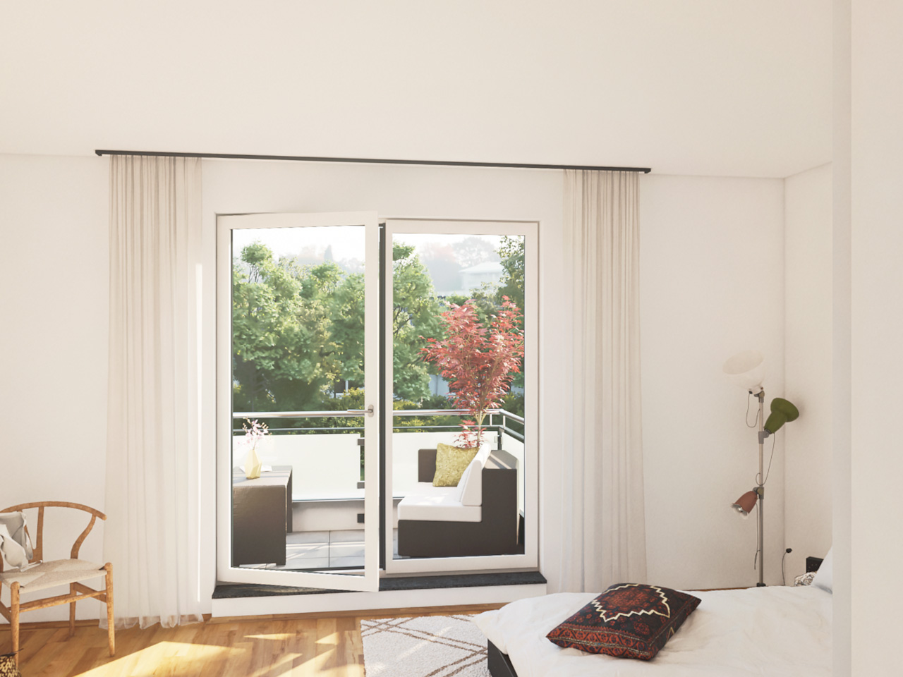 Blick in ein Schlafzimmer mit Aussicht auf einen Balkon
