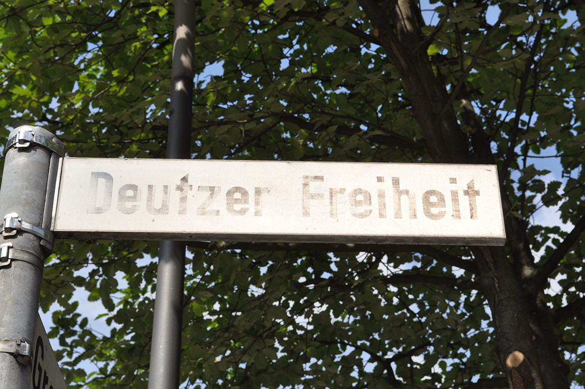Straßenschild mit der Aufschrift "Deutzer Freiheit"