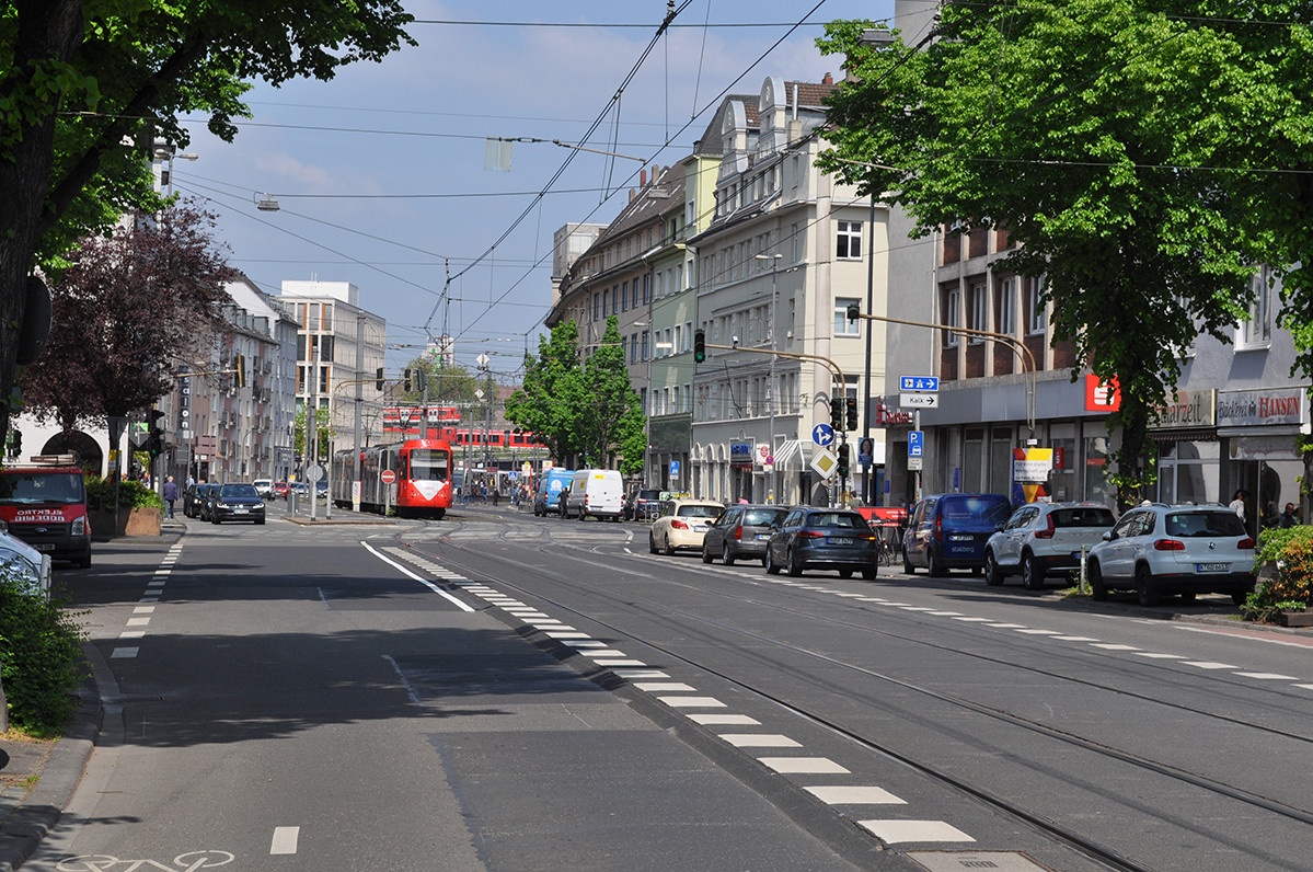 Hauptverkehrsstraße mit Straßenbahn und fahrenden Autos