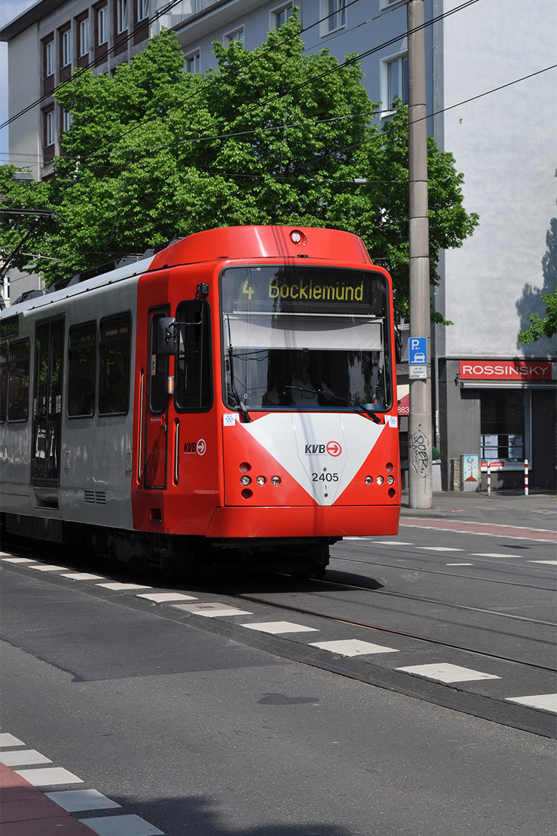 Eine Straßenbahn der Linie 4