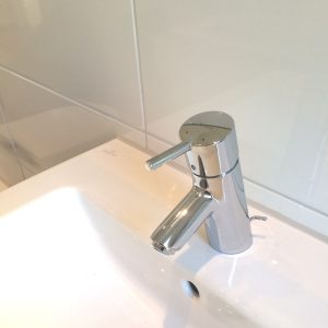 Waschbecken und Armatur