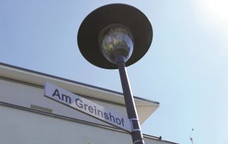 Straßenlampae und Straßenschild "Am Greinshof"