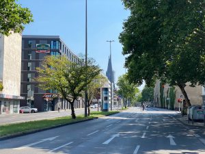 Dreispurige Straße mit Kölner Dom im Hintergrund