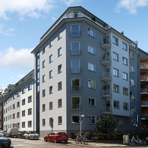 Außenansicht eines mehrgeschossigen Mehrfamilienhauses