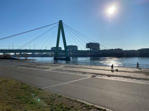 Blick auf die Kölner Severinsbrücke bei Sonnenschein