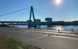 Blick auf die Kölner Severinsbrücke bei Sonnenschein