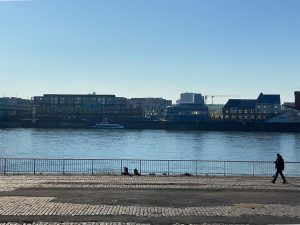 Blick auf das Kölner Schokoladenmuseum von der gegenüberliegenden Rheinseite