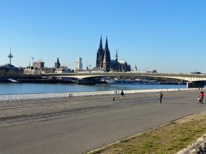 Blick auf den Kölner Dom von der gegenüberliegenden Rheinseite
