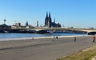 Blick auf den Kölner Dom von der gegenüberliegenden Rheinseite